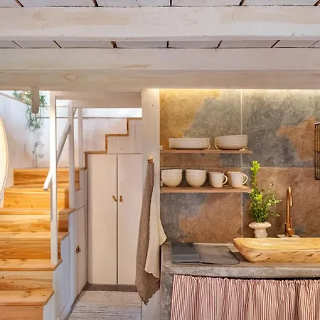 Chalet Apple Tree House